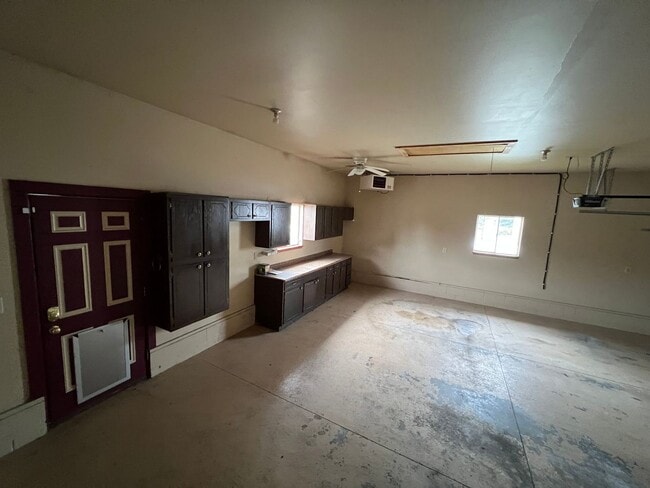 Building Photo - Gorgeous 5 Bed, 2.5 Bath Single-Family Home!