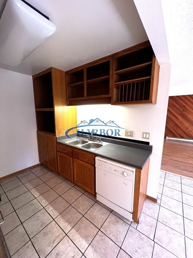 Building Photo - Charming Townhome in the Desirable Mirales...