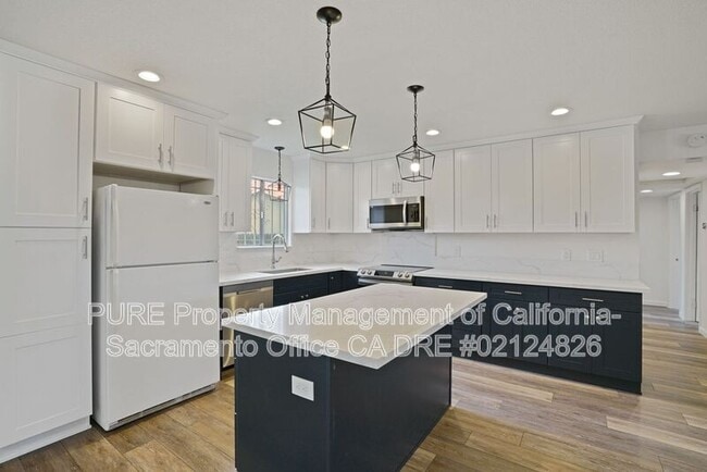 Building Photo - 2140 W La Loma Dr