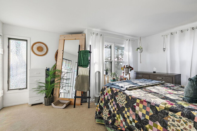 Building Photo - 614 N Hough St