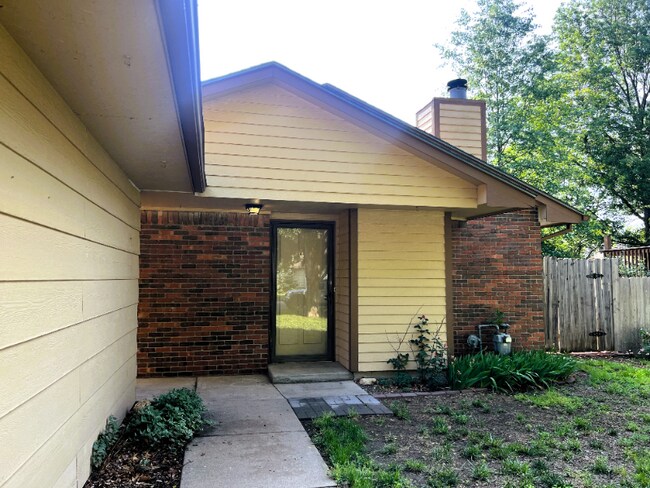 Building Photo - 2018 Rosewood Ct