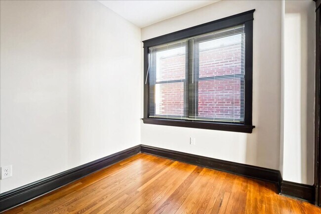 Building Photo - Polly Want an Apartment