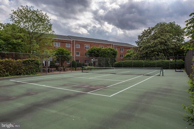 Building Photo - Walk to Old Town Alexandria! Pool, Gym & T...