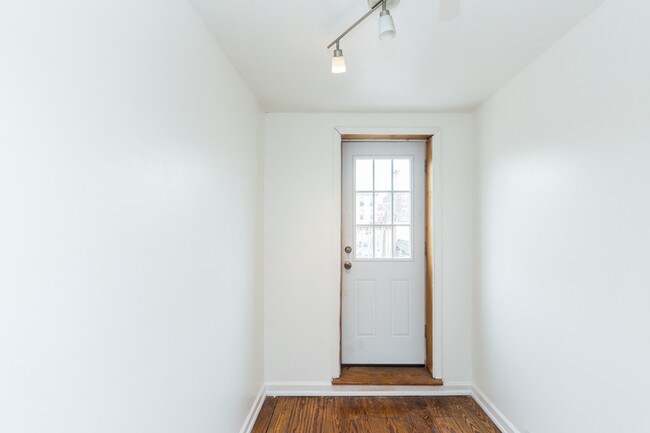 Building Photo - 2582 Collins St