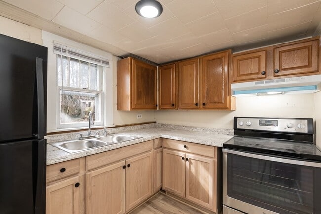 Building Photo - Two Bedroom Home!