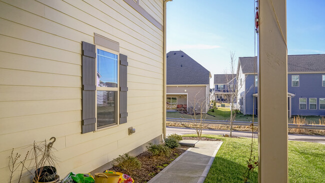 Building Photo - Single Family |2nd Floor Loft | Washer/ Dr...