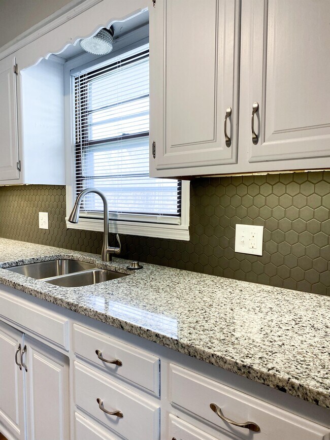 Building Photo - 2833 S Claremont Ave