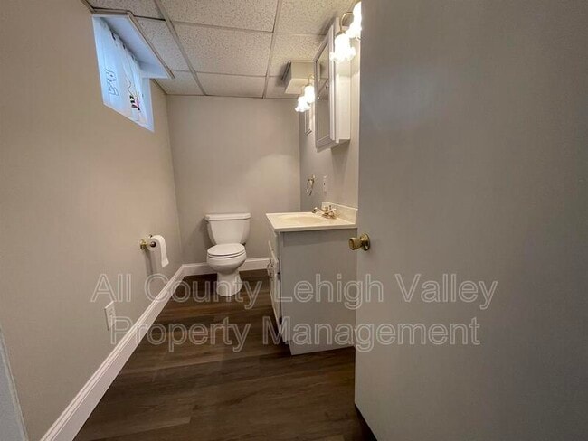 Building Photo - 457 Willow Rd