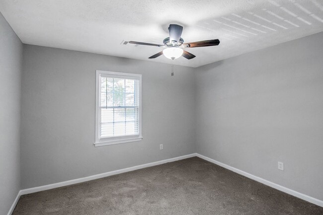 Building Photo - Beautiful 3-bedroom 2 bath home on a good-sized lot!