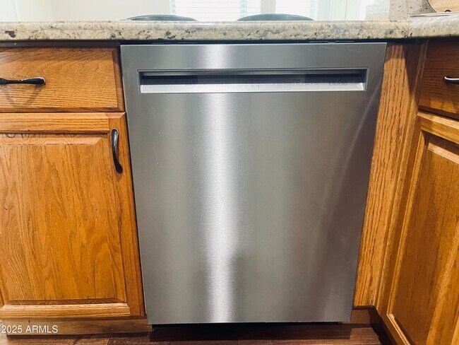 Building Photo - 4702 E Wilshire Dr