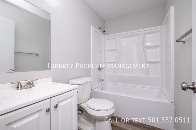 Building Photo - Renovated 3 bed 2 bath duplex! Half off 1s...