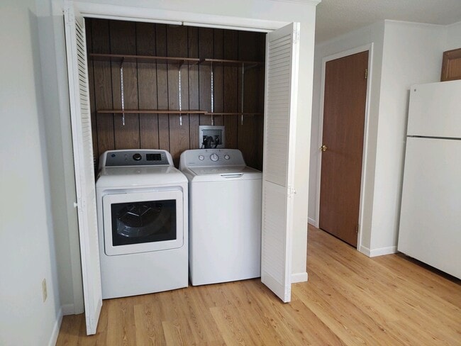 Building Photo - Adorable Townhome