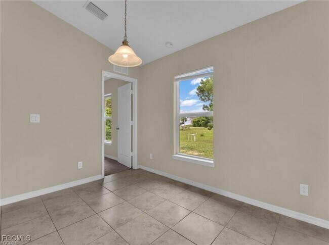 Building Photo - 1700 NE 5th Pl