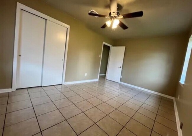 Building Photo - Housing voucher Accepted!