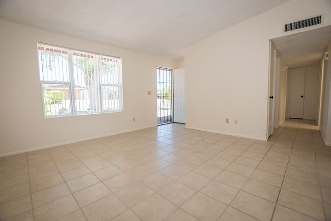 Building Photo - Updated and Charming 3 Bedroom, 2 Bath Hom...