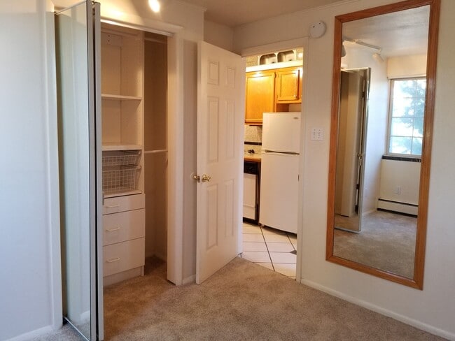 Building Photo - REDUCED! TOP FLOOR 2 BD/1 BA w/ washer/dry...