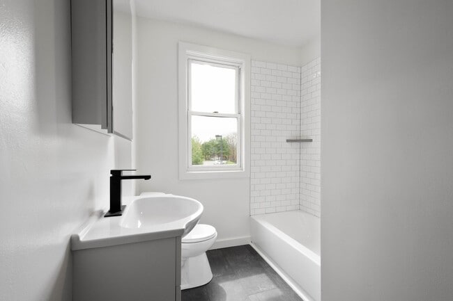 Building Photo - COMING SOON, LATE SEPTEMBER! 2-Bedroom END...