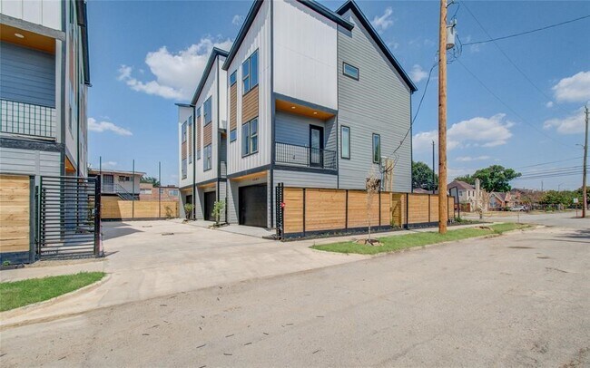 Building Photo - 2309 Eagle St