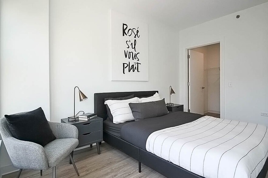 Building Photo - 806 W Van Buren St