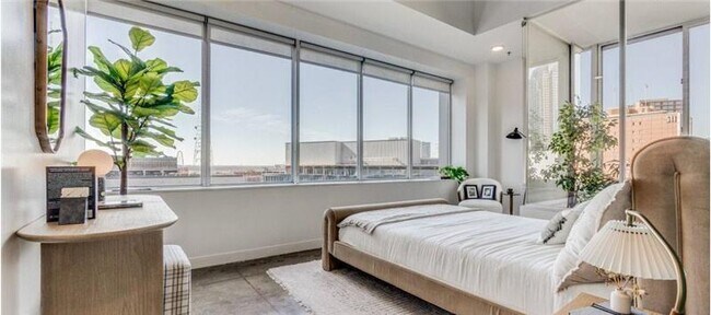 Building Photo - 301 N Akard St