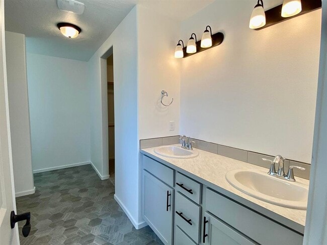 Building Photo - Beautiful 3 Bed, 2 Bath House in Airway He...