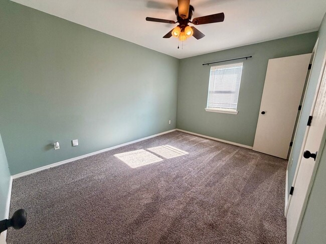 Building Photo - 904 Hillside Dr