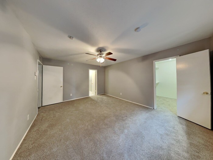 Building Photo - 2706 Santa Anna Dr