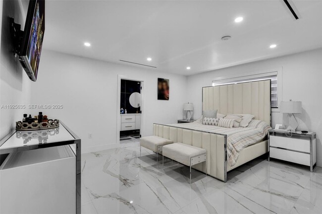 Building Photo - 864 W 69th Pl