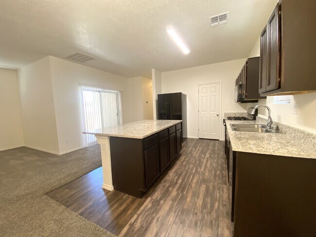 Building Photo - MUST SEE 3BR/2Bath