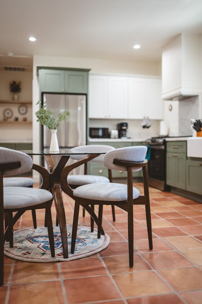 Building Photo - Contemporary New home in Monrovia