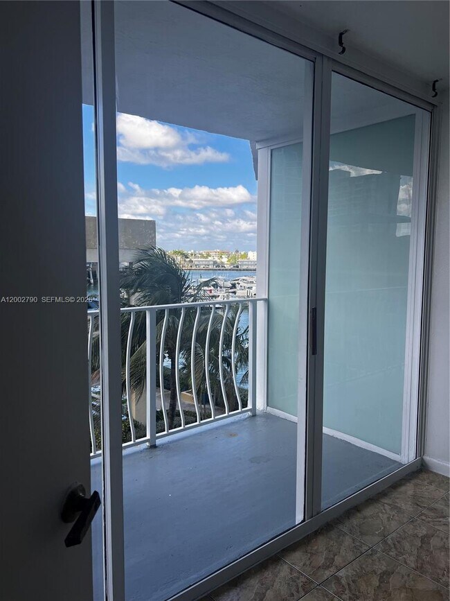 Building Photo - 7601 E Treasure Dr