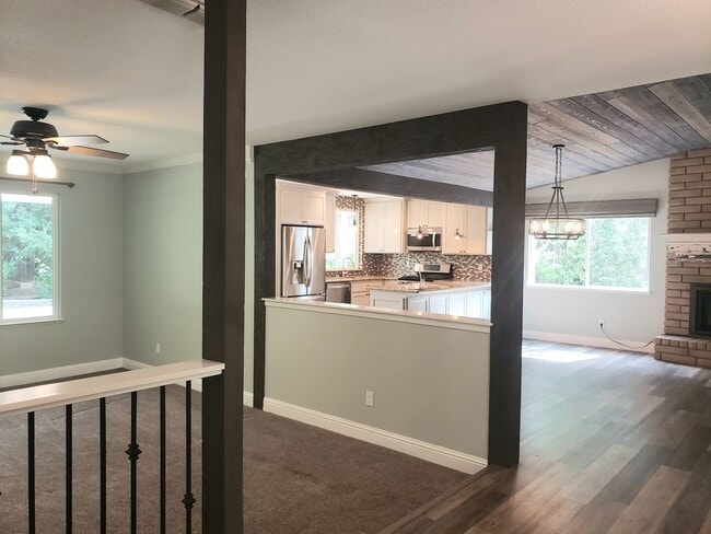 Building Photo - Beautifully Updated Single Level