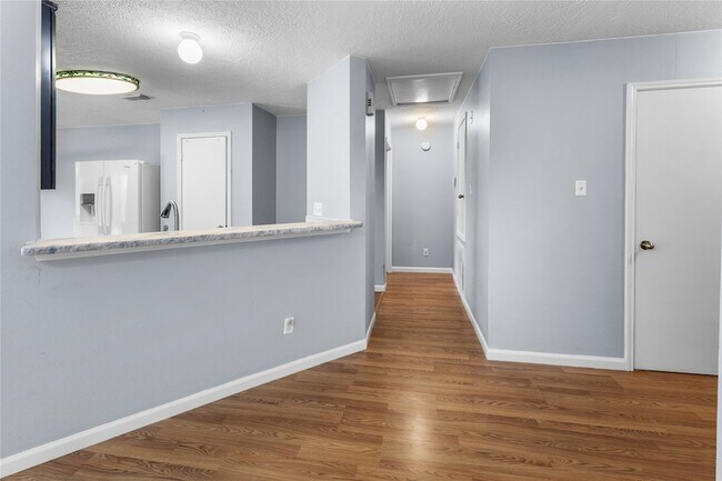 Building Photo - 1735 Oak Ridge Dr