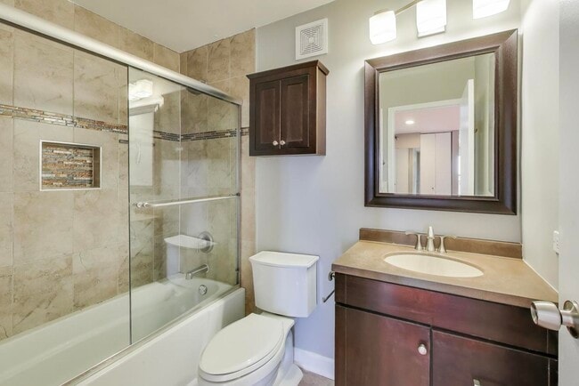 Building Photo - 1212 N La Salle Dr