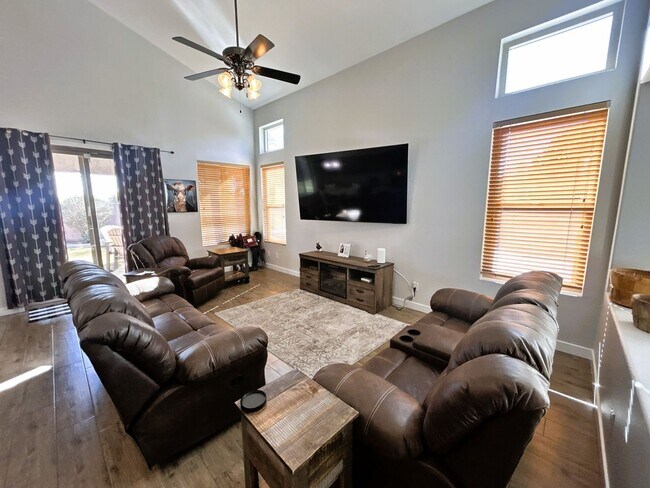 Building Photo - Beautiful fully furnished 4-bedroom, 2.5-bath home located near downtown Gilbert!