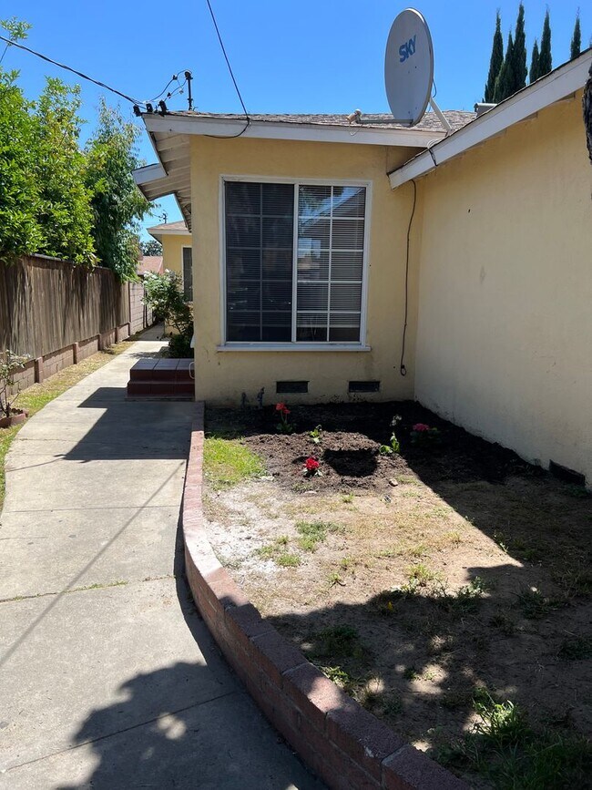 Building Photo - Inglewood Duplex