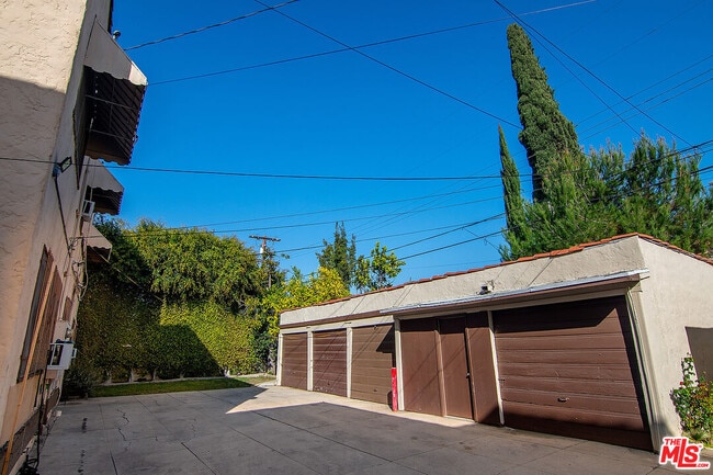 Building Photo - 126 N Sycamore Ave