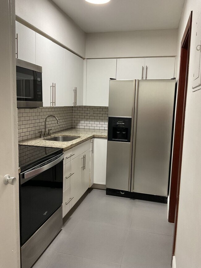 Building Photo - Up to 2 Months Free + Waived Utility Connection Fee! Spacious 1/1 in Central Location!