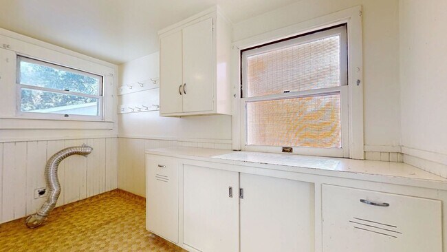 Building Photo - Bright Country Three Bedroom One Bathroom ...