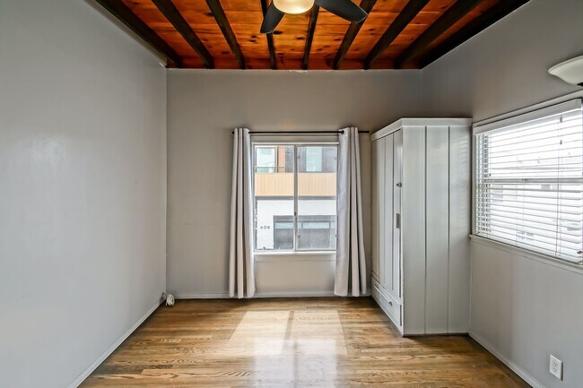 Building Photo - 1 HOUSE FROM BEACH! CHARMING, DETACHED UNIT W/ OCEAN VIEWS & 1-CAR GARAGE IN WALKSTREET TRIPLEX!