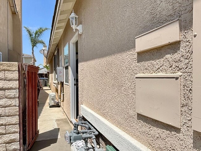 Building Photo - 351H2 - Oxnard | 2 Bed 1 Bath | Newly Reno...
