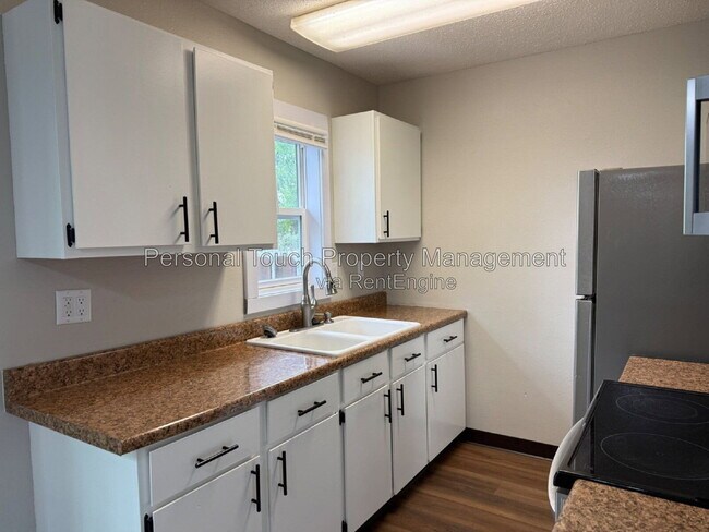 Building Photo - 561 4th Ave NW