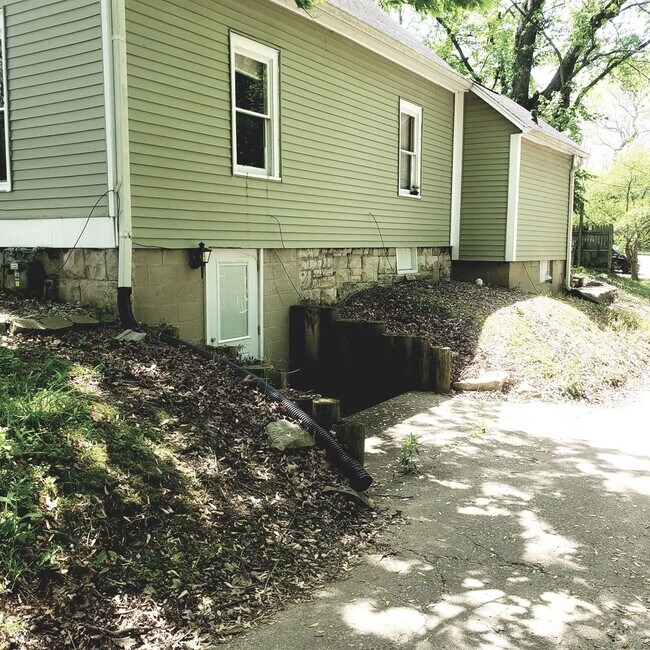 Building Photo - 1003 N Woodburn Ave
