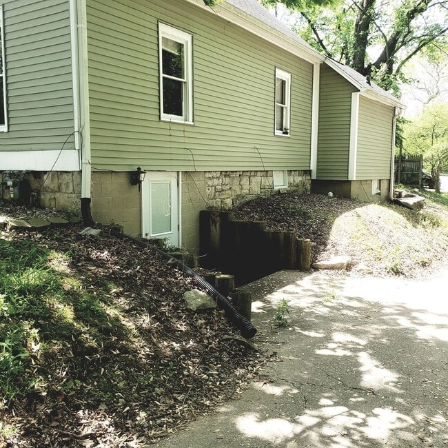 Building Photo - 4 bedroom, 2 bath home - Available July 2026!