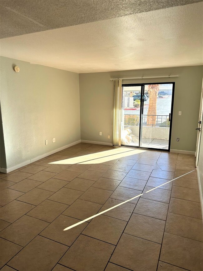 Building Photo - 2 bed 2 bath downstairs condo Gated commun...