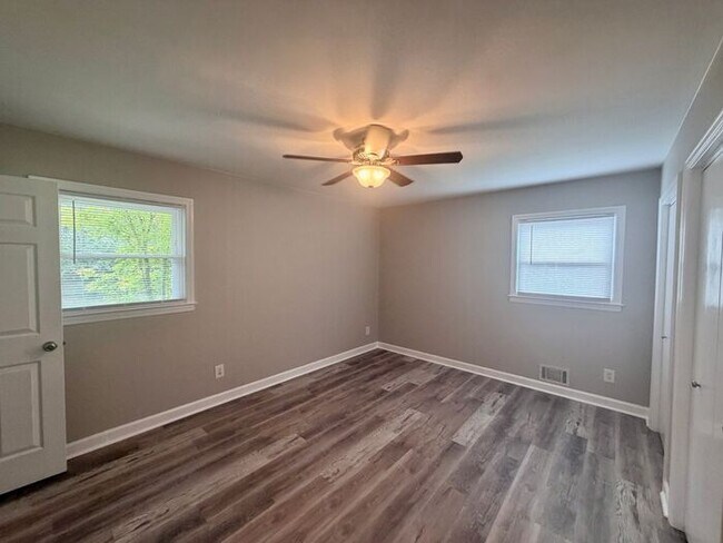 Building Photo - Central Wilmington, popular school districts,2 car garage/RV/Boat parking 3/4 bedroom/fenched/Liv...