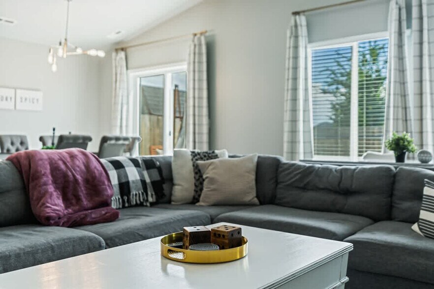 Building Photo - 10569 Cool Springs St