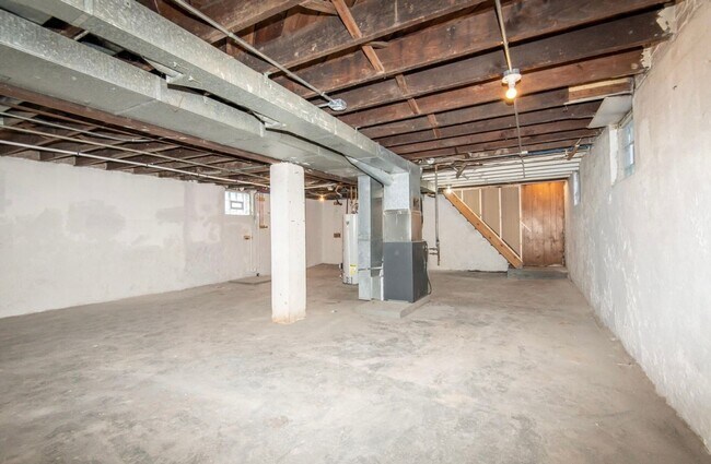 Building Photo - 1022 Goold St