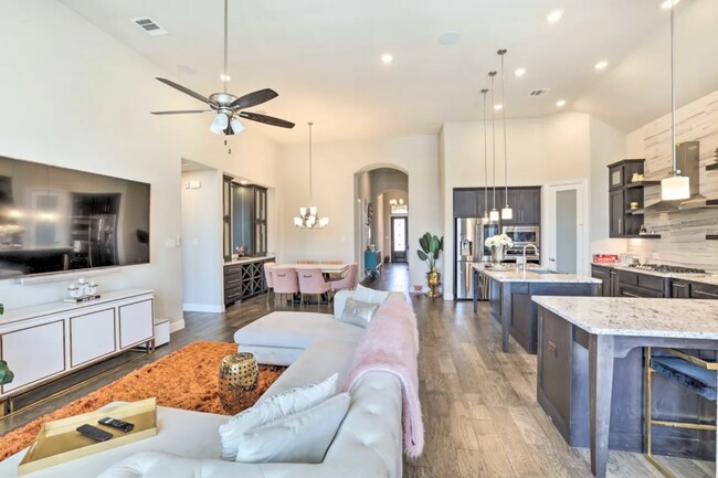 Building Photo - 1563 Jocelyn Dr