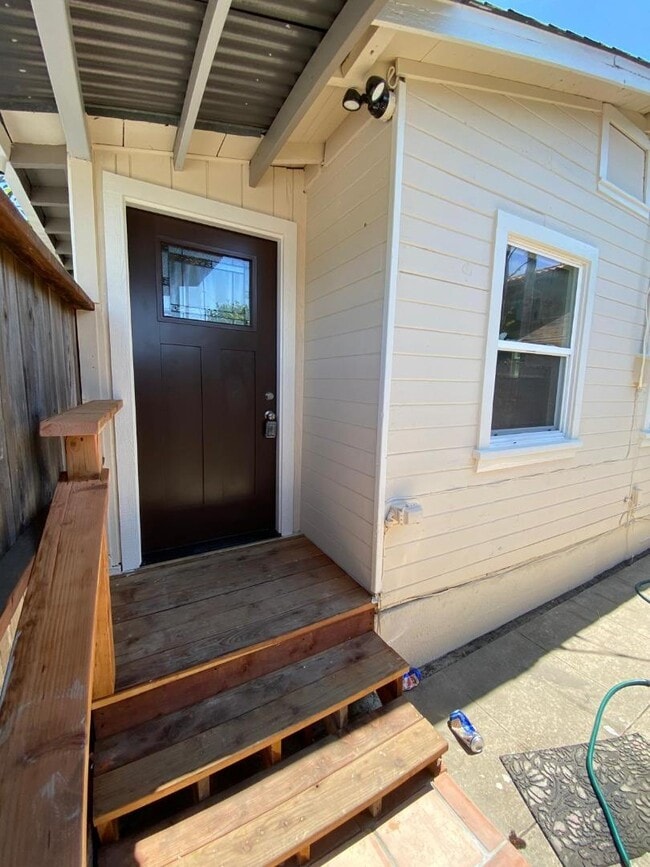 Primary Photo - 3500 Portola Dr